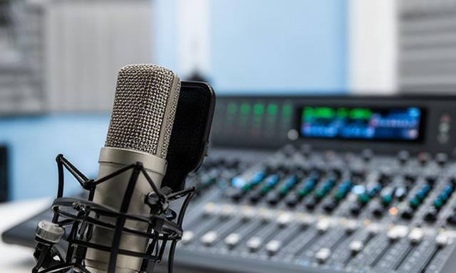 Micrófono profesional frente a una consola de audio en un estudio de podcasts de Aranjuez